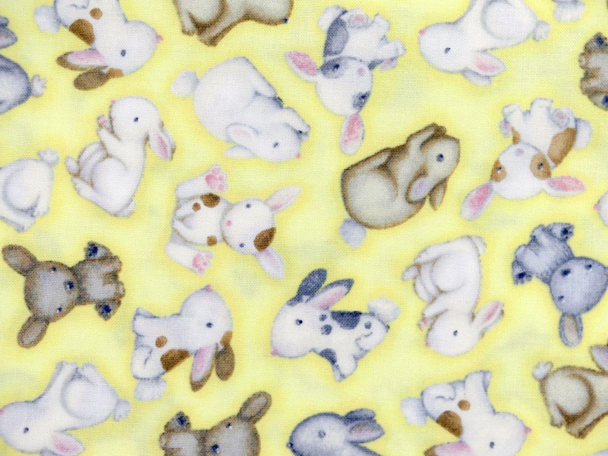 Patchworkstoff mit Hasenbabies aus der Kollektion Farm Babies mit gelben Hintergrund